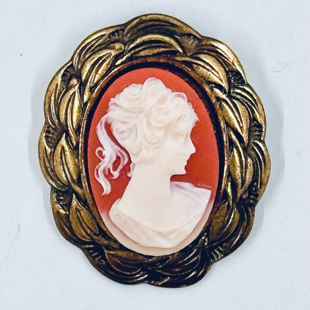 Vintage Right Facing Cameo Brooch with Gold Frame 1.5”X1.25”